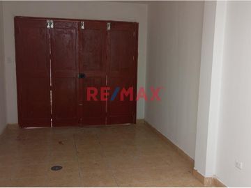 🏠 **¡Oportunidad Única en Pimentel, Chiclayo!** 🌟

Te presentamos esta amplia y versátil casa urbana en ESQUINA ubicada en la atractiva Urb La Plata