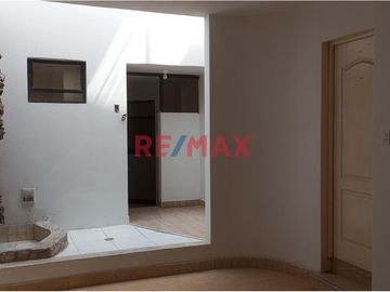 🏠 **¡Oportunidad Única en Pimentel, Chiclayo!** 🌟

Te presentamos esta amplia y versátil casa urbana en ESQUINA ubicada en la atractiva Urb La Plata