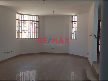 🏠 **¡Oportunidad Única en Pimentel, Chiclayo!** 🌟

Te presentamos esta amplia y versátil casa urbana en ESQUINA ubicada en la atractiva Urb La Plata