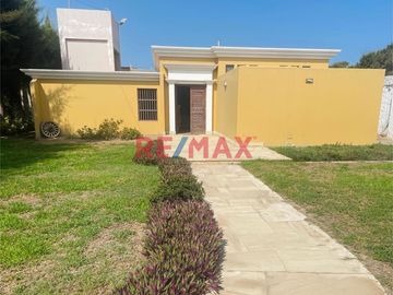 🏡 ¡Venta de Hermosa Casa de Campo con Piscina en Moche, Trujillo!

📍 Ubicada a solo 3 cuadras de la Plaza de Armas de Moche
🚗 A 15 minutos del cent