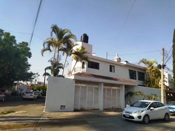 En Esquina, con Excelente Ubicacion Entre Av Patria y Clouthier