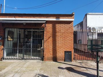 CASA CON TRES DORMITORIOS  Y LOCAL EN CALLE SOLANET  GRAL RODRIGUEZ