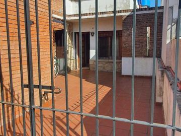 CASA CON TRES DORMITORIOS  Y LOCAL EN CALLE SOLANET  GRAL RODRIGUEZ