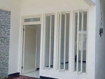 Rumah siap huni di perumahan babatan wiyung 8x15 harga murah, row 2mobil