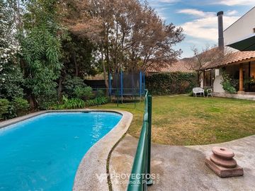 Amplia casa en VENTA de 5 dorm + serv en San Carlos