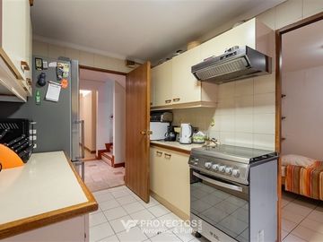 Amplia casa en VENTA de 5 dorm + serv en San Carlos