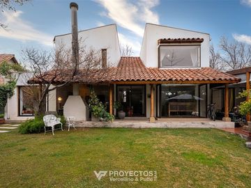 Amplia casa en VENTA de 5 dorm + serv en San Carlos