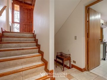 Amplia casa en VENTA de 5 dorm + serv en San Carlos
