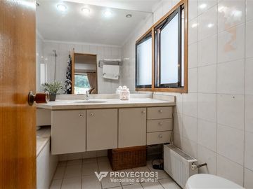 Amplia casa en VENTA de 5 dorm + serv en San Carlos