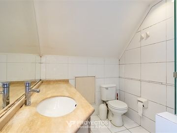 Amplia casa en VENTA de 5 dorm + serv en San Carlos