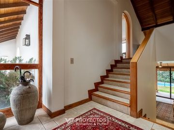 Amplia casa en VENTA de 5 dorm + serv en San Carlos