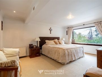 Amplia casa en VENTA de 5 dorm + serv en San Carlos