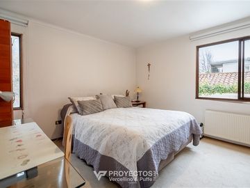 Amplia casa en VENTA de 5 dorm + serv en San Carlos