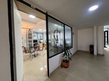 oficina en arriendo en el poblado. Cod A63697