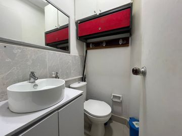 oficina en arriendo en el poblado. Cod A63697