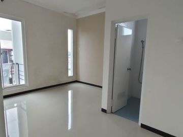 Dijual Rumah Mewah 2 Lantai di Sri Rejeki Kalibanteng semarang
