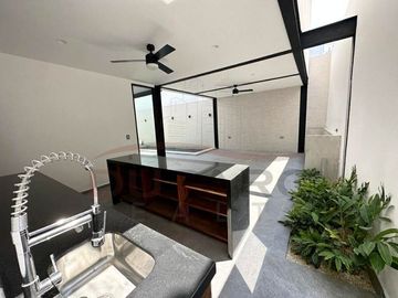Casa  en Venta  de 4 recamaras con Piscina en Residencial del Lago