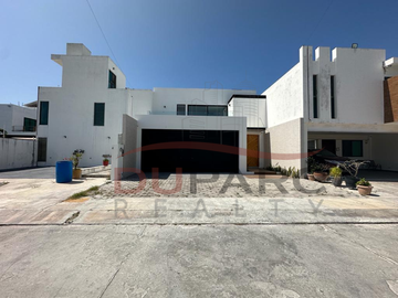 Casa  en Venta  de 4 recamaras con Piscina en Residencial del Lago