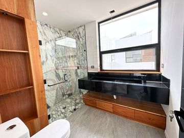 Casa  en Venta  de 4 recamaras con Piscina en Residencial del Lago