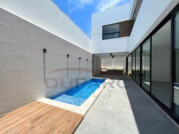 Casa  en Venta  de 4 recamaras con Piscina en Residencial del Lago