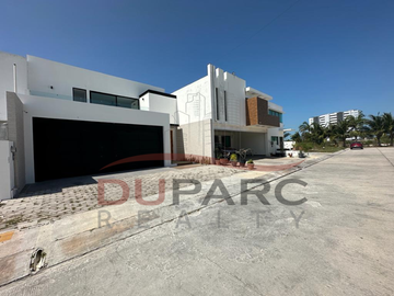 Casa  en Venta  de 4 recamaras con Piscina en Residencial del Lago