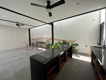 Casa  en Venta  de 4 recamaras con Piscina en Residencial del Lago