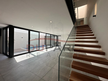 Casa  en Venta  de 4 recamaras con Piscina en Residencial del Lago