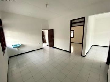 Rumah Hook Medokan Ayu Hadap Utara dan Barat, Strategis
