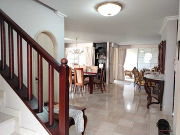 🏡 Venta hermosa casa en Unidad Residencial- Ciudad jardín 📍 Cali. Cod V9838