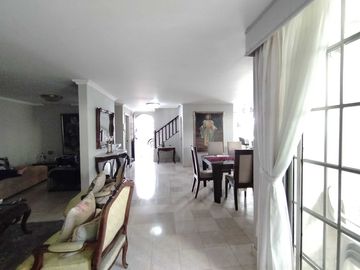 🏡 Venta hermosa casa en Unidad Residencial- Ciudad jardín 📍 Cali. Cod V9838