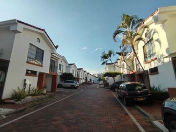 🏡 Venta hermosa casa en Unidad Residencial- Ciudad jardín 📍 Cali. Cod V9838