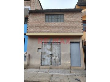 Casa de dos pisos cuenta con la siguiente Distribución: 
✅Primer piso: 
🚗 Área para cochera o almacén 
🛋️Sala comedor 
🍳Cocina 
🚽2 baños 
🛏️1 ha