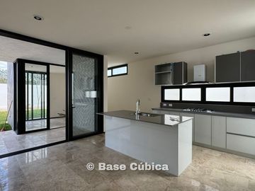 Casa 3 recámaras con bar  y alberca en Mérida, privada en Cholul