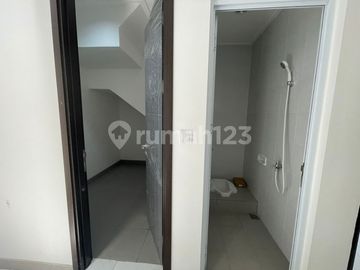 Disewakan Murah Rumah Golf Island Pik 5x15 Hoek Kosongan