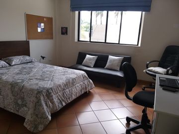 VENTA de casa en Urbanización El Alamo Km 2.5 Samborondón