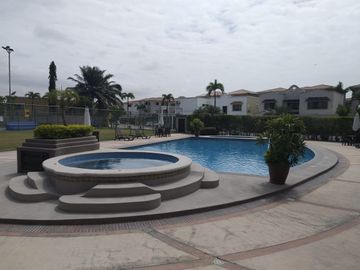 VENTA de casa en Urbanización El Alamo Km 2.5 Samborondón