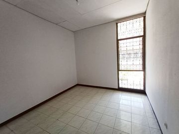 Di Sewakan Rumah 5 Kamar Cocok Untuk Kantor di Jl. Sumber Hegar Bandung