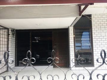 Di Sewakan Rumah 5 Kamar Cocok Untuk Kantor di Jl. Sumber Hegar Bandung
