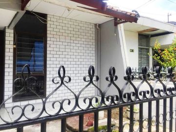 Di Sewakan Rumah 5 Kamar Cocok Untuk Kantor di Jl. Sumber Hegar Bandung