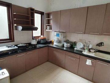 Rumah di blok A Cinere Estate, Depok. Tanah luas
