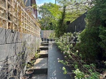 Rumah Mewah Tropical Lengkap Swimpool di Komplek Elit Cinere