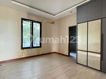 Rumah Mewah Tropical Lengkap Swimpool di Komplek Elit Cinere
