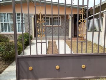 EN VENTA!! Casa en Parques del oeste