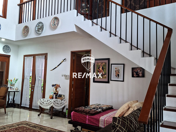 DIJUAL RUMAH MEWAH ALA VILLA DI BINTARO SEKTOR  9 ADA KOLAM RENANG