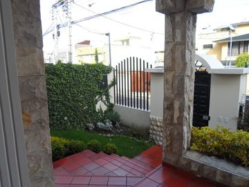 Casa Pusuquí - San Gregorio 1: Vendo Hermosa Casa Acabados De Primera Zona Residencial Privada