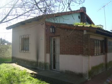 CAÑUELAS: CASA PRINCIPAL + 2 LOCALES + CASA EN 1ER PISO
