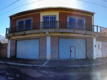 CAÑUELAS: CASA PRINCIPAL + 2 LOCALES + CASA EN 1ER PISO
