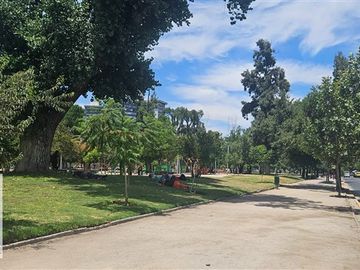 Amplio Local Comercial en arriendo en Providencia