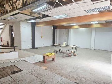 Amplio Local Comercial en arriendo en Providencia