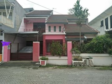 Rumah Terawat 2 Lantai di Klampis Semolo Row 2,5 Mobil